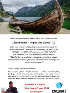 Plakat będący ilustracją do tekstu, zawiera dodatkowy dopisek od autora, który brzmi następująco: Serdecznie zapraszam na majową wystawę:„Scandinavian – Sliping and Liwing” (;))gdzie będę prezentował zdjęcia z mojej ubiegłorocznej podróży przez Skandynawię. Tym razem, po styczniowej „NAJKRÓTSZEJ PODRÓŻY NA NORDKAPP” oraz marcowej „TRZY PERŁY W NORWESKIEJ KORONIE (PREIKESTOLEN – KJERAG – TROLLTUNGA), pragnę Państwa zabrać na wycieczkę po bardziej cywilizowanych terenach, jak choćby Sztokholm, Oslo, Stavanger czy Bergen. Do zobaczenia Krzysiek Cegiełka:Autor książek: „Gienia, dziadek Eustachy i wiadro moroszki” (2015), „Nordkapp – Podróż której nie było” (2017), „Północ – Na przekór losowi i logice wbrew” (2018), opowiadań i niezliczonych wierszy.